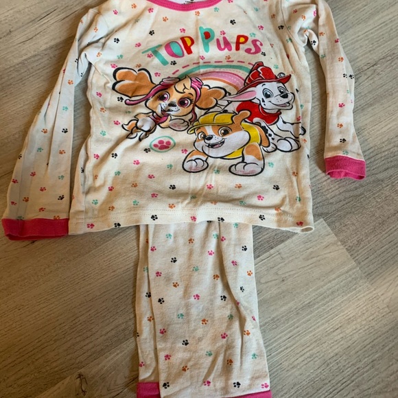 6 Pajama sets - Picture 4 of 6